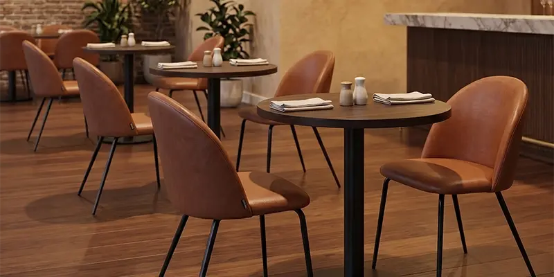 Chaises de restaurant effet cuir et piètement en métal